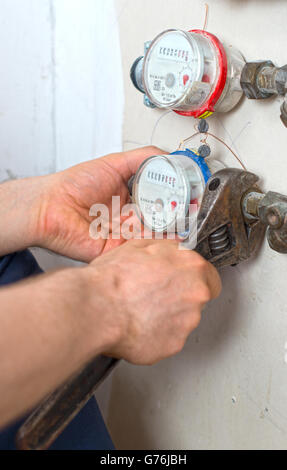 Compteur d'eau fixation plombier mâle avec une clé réglable. Banque D'Images