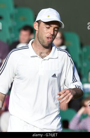 , PAS D'UTILISATION COMMERCIALE. Jamie Delgado, un grand espoir de tennis britannique, est battu de justesse en échouant à battre 22 semences, Nicolas Lapentti, en Équateur, sur le court 2 à Wimbledon, le premier jour des championnats. Note finale 6:3/6:2/6:7/4:6/7:5. Banque D'Images