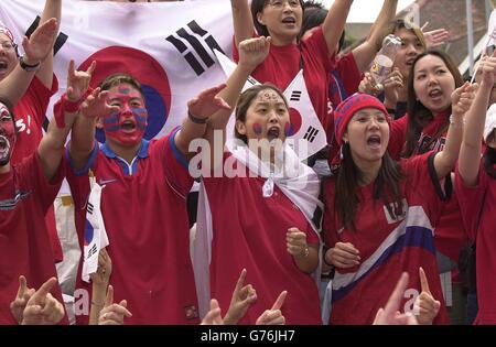 Les fans sud-coréens au Fountain Pub de New Malden, Surrey, regardent la demi-finale de la coupe du monde contre l'Allemagne au Japon. Banque D'Images