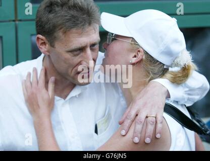 , PAS D'UTILISATION COMMERCIALE. Elena Baltach, de Grande-Bretagne, célèbre avec son père Sergei après avoir battu Maria Vento-Kabchi, du Venezuela, sur la cour 18 à Wimbledon. Baltacha est passé au second tour après avoir gagné en jeux droits 6:4/6:4. Son père est un ancien international de football russe qui a joué pour Ipswich Town et St Johnstone. Banque D'Images