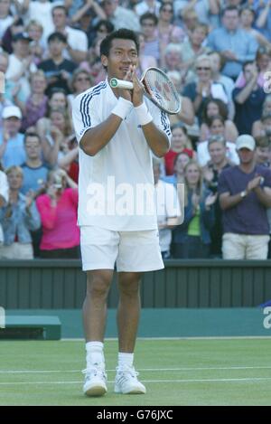 UTILISATION ÉDITORIALE UNIQUEMENT, AUCUNE UTILISATION COMMERCIALE.Le paradorn de Thaïlande, qui n'a pas été éperé, remercie la foule après avoir battu l'ancien champion de Wimbledon Andre Agassi, la troisième graine en jeux droits 6:4/7:6/6:2 . Banque D'Images