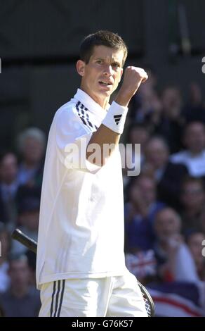 Tim Henman, la première star du tennis masculin en Grande-Bretagne, en action contre Scott Draper, d'Australie, sur le court on the Center à Wimbledon. Banque D'Images