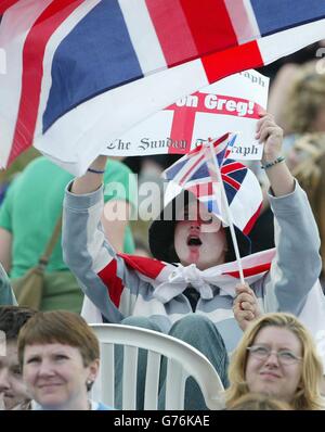 , PAS D'UTILISATION COMMERCIALE. Les fans de tennis qui regardent un écran géant de télévision sur Henman Hill applaudissent leur héros Greg Rusedski en jouant à l'américain Andy Roddick sur le Center court à Wimbledon. Rusedski triompha confortablement en jeux droits 6:3/6:1/6:2. Banque D'Images