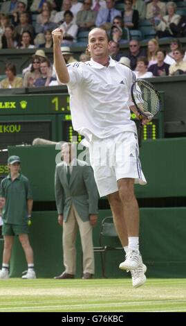 , PAS D'UTILISATION COMMERCIALE. Xavier Malisse, de Belgique, célèbre Yevgeny Kafelnikov, la cinquième graine de Russie sur le Centre court à Wimbledon. Note finale 7:6/7:5/6:1. Banque D'Images