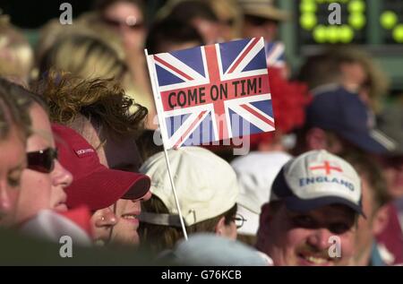 , PAS D'UTILISATION COMMERCIALE. Des milliers de fans de tennis sont attendus à Wimbledon pour encourager Tim Henman aux championnats. Henman fait face à Wayne Ferreira, un sud-africain non-épéré, sur la cour du Centre. *... pour concourir pour une place dans le quart de finale. Banque D'Images