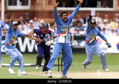 Le capitaine d'Angleterre Nasser Hussain (deuxième à gauche) survit aux appels de lbw de l'Inde Anil Kumble (au centre) et des coéquipiers lors du 2ème match de la série NatWest d'une journée internationale à Lords, Londres. Banque D'Images