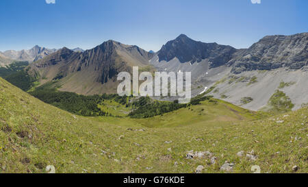 Pré alpin avec des montagnes escarpées des montagnes Rocheuses de l'Alberta Canada Kananaskis Banque D'Images