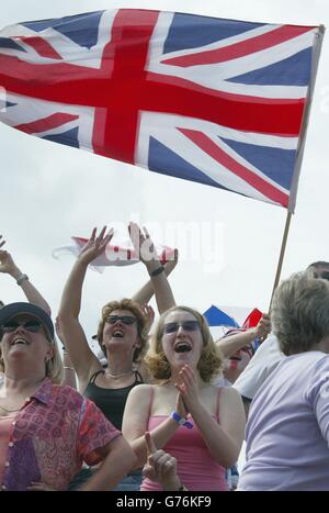 , PAS D'UTILISATION COMMERCIALE. Les fans de tennis de « Henman Hill » applaudissent Tim Henman, la star britannique des singles hommes, en action contre Wayne Ferreira, originaire d'Afrique du Sud, au centre court de Wimbledon. * des milliers de supporters se sont entassés dans le club de tennis All England Lawn, avec beaucoup de regarder sur un écran géant de télévision de la colline. Le gagnant passe aux quarts de finale. Banque D'Images