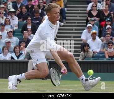 Wayne Ferreira, d'Afrique du Sud, en action contre la star britannique du tennis masculin Tim Henman sur le court du Centre à Wimbledon. Le gagnant passe aux quarts de finale. Banque D'Images