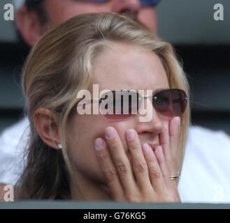 Lucy Henman regarde son mari Tim Henman pendant son match contre Wayne Ferreira d'Afrique du Sud sur Center court à Wimbledon. Henman a gagné 7:6/3:6/7:6/6:1 pour obtenir une place dans le quart de finale. Banque D'Images