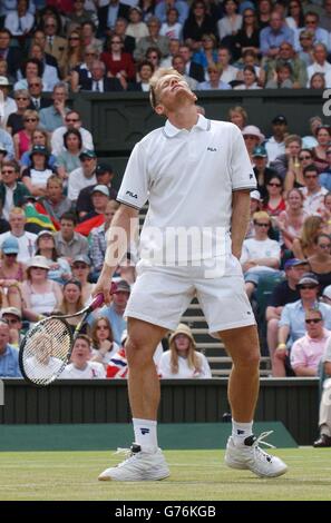 UTILISATION ÉDITORIALE UNIQUEMENT, AUCUNE UTILISATION COMMERCIALE.Wayne Ferreira, originaire d'Afrique du Sud, lève les yeux dans le ciel après avoir raté un coup de feu contre la star britannique du tennis masculin Tim Henman sur le Center court à Wimbledon.Henman a gagné 7:6/3:6/7:6/6:1 pour obtenir une place dans le quart de finale. Banque D'Images