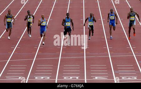 La Grande-Bretagne Dwain Chambers (au centre) se termine deuxième à Frank Fredericks (au centre à gauche) de Namibie dans le 200m mens pendant la Norwich Union Classic au stade Don Valley. Banque D'Images