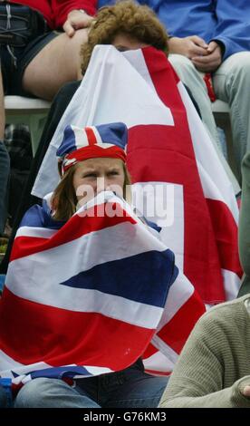 POUR , PAS D'UTILISATION COMMERCIALE. Les fans de tennis de Henman Hill à Wimbledon ne peuvent pas supporter de regarder la télévision grand écran car ils soutiennent la première star britannique de tennis Tim Henman lors de son match contre le suisse Michel Kratochvil. * dans le quatrième tour sur la Cour un. Banque D'Images