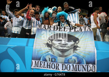 Football - coupe du monde de la FIFA 2014 - semi final - pays-Bas / Argentine - Arena de Sao Paulo.Les fans argentins tiennent une bannière portant le visage de Lionel Messi alors qu'ils célèbrent la victoire après le match Banque D'Images