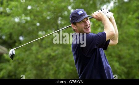 Nick Faldo, de l'Angleterre, débarque du 10ème trou, lors d'une séance d'entraînement mercredi du 131e Open Championship à Muirfield, en Écosse. Banque D'Images