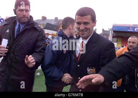 Roy Keane de Manchester United (au centre à droite) est accueilli au Shelbourne FC de Dublin avant leur match amical d'avant-saison. Banque D'Images