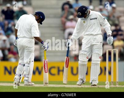 Photo de Virendra Sehwag (à gauche) et Rhul Dravid de l'Inde qui tentent de repasser quelques bosses sur la cricket au Rose Bowl près de Southampton. Les touristes ont menacé d'abandonner le jeu en prétendant que le terrain de mauvaise qualité était à l'origine d'un rebond dangereux, mais sont restés après que le camp d'origine ait accepté de ne pas jouer leurs joueurs rapides. PA photo: Chris Ison. Banque D'Images