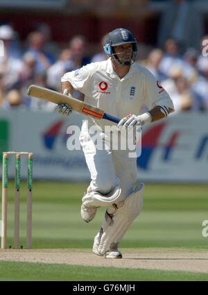 Nasser Hussain, skipper d'Angleterre, part courir, le premier jour du match de Npower test contre l'Inde à Lord's, Londres. Banque D'Images