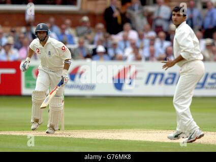 Le skipper d'Angleterre Nasser Hussain (à gauche) observe la tête de balle devant le capitaine indien Sourov Gangouly et sur la frontière pendant le premier jour du match d'essai de Npower à Lord. Banque D'Images