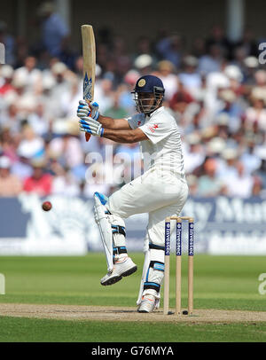 Cricket - série de tests Investec - Premier test - Angleterre / Inde - deuxième jour - Trent Bridge.Le MS Dhoni de l'Inde en action contre l'Angleterre pendant le deuxième jour du premier match d'essai d'Investec à Trent Bridge, Nottingham. Banque D'Images