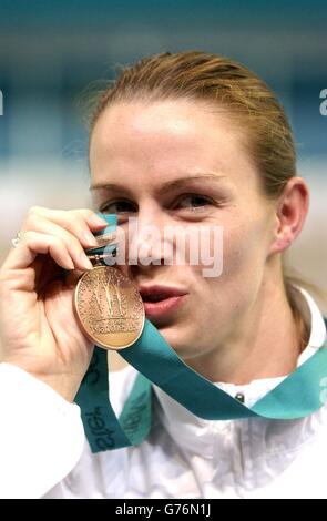 Jane Smith, en Angleterre, remporte le bronze au tremplin féminin de 1 mètre au Manchester Aquatic Centre, à Manchester. Banque D'Images