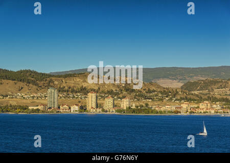 Vue de Kelowna en Colombie Britannique Canada et le lac Okanagan de l'autre côté du lac Banque D'Images