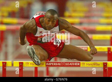 Colin Jackson, au pays de Galles, survole les 110 mètres d'haies pour terminer deuxième à la finale des matchs du Commonwealth à Manchester. Banque D'Images