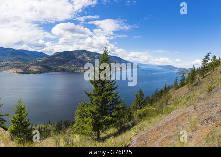 Un panorama du lac Okanagan de Knox Mountain un jour d'été - Kelowna Colombie-Britannique Canada Banque D'Images