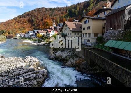 Rivière Traun avec des maisons de marchands de sel et église paroissiale ' Maria Im Schatten', Lauffen, Autriche, Niederösterreich, Autriche supérieure, Banque D'Images