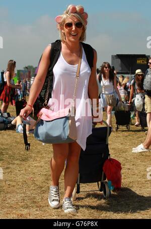 Danielle McCartney, la garante du Festival, de Glasgow, arrive pour le festival T in the Park, qui s'est tenu au parc Balado à Kinross, en Écosse. Banque D'Images