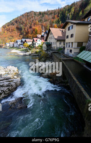 Rivière Traun avec des maisons de marchands de sel et église paroissiale ' Maria Im Schatten', Lauffen, Autriche, Niederösterreich, Autriche supérieure, Banque D'Images