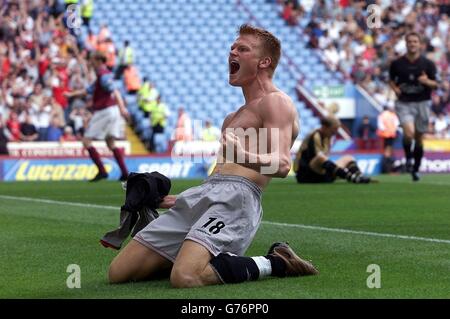 John Arne Riise célèbre le but d'ouverture de Liverpool lors du match FA Barclaycard Premiership au stade Villa Park d'Aston Villa, à Birmingham. Banque D'Images