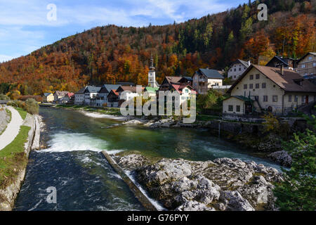 Rivière Traun avec des maisons de marchands de sel et église paroissiale ' Maria Im Schatten', Lauffen, Autriche, Niederösterreich, Autriche supérieure, Banque D'Images