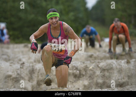 Les concurrents qui participent à l'événement Tough Mudder Midlands à Boughton House, Kettering, Northamptonshire. Banque D'Images