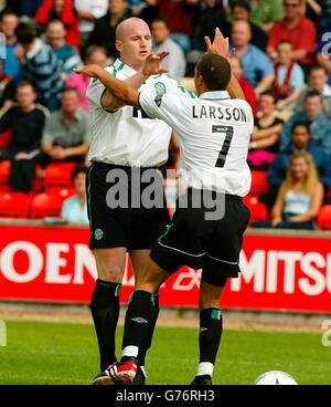 Henrik Larsson du Celtic célèbre son but contre Partick Thistle avec son coéquipier John Hartson, lors de son match de la Bank of Scotland Premier League au parc Firhill Ground de Partick à Glasgow. Score final Partick 0 Celtic 1. Banque D'Images