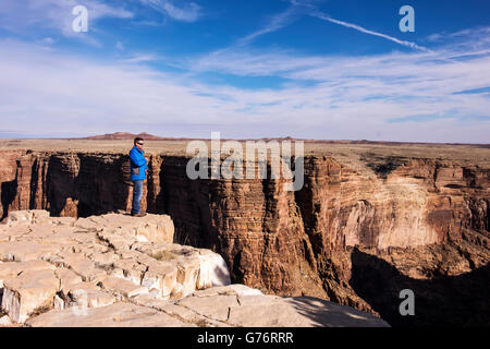 Un touriste à la recherche sur le grand canyon Banque D'Images