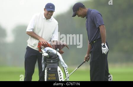 Le golfeur américain Tiger Woods (r) partage une blague avec le caddie Steve Williams lors de son entraînement au parcours de golf Mount Juliet, Co Kilkenny, République d'Irlande, en avance sur le championnat American Express 2002. * les championnats de l'année dernière ont été appelés en raison des attaques terroristes du 11 septembre contre les États-Unis. Photo PA : Haydn West. Banque D'Images