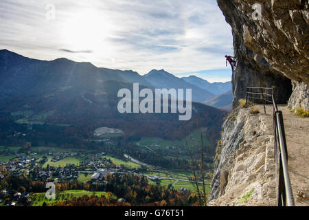 Mur de pierre Ewige Wand, vue sur Bad Goisern, via ferrata, Bad Goisern am Hallstättersee, Autriche, Niederösterreich, Autriche supérieure, S Banque D'Images