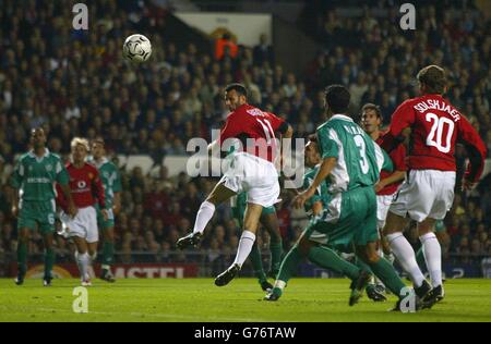 Ryan Giggs de Manchester United a obtenu des scores contre Maccabi Haifa, lors du match F du groupe de la Ligue des champions de l'UEFA, à Old Trafford, Manchester. Banque D'Images