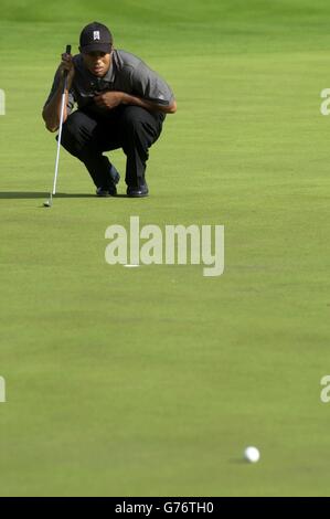 Le golfeur américain Tiger Woods mesure un putt de birdie au 18ème green, au parcours de golf Mount Juliet, Co Kilkenny, République d'Irlande, le premier jour du Championnat American Express 2002.Woods a fait le putt pour prendre la tête avec sept sous le parr. Banque D'Images