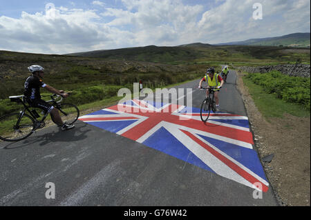 Cyclisme - Prévisualisations Tour de France - troisième jour.Les cyclistes vont sur le parcours de l'étape 1 de la course entre Leeds et Harrogate, tandis qu'ils s'attaquent à l'ascension près de Leyburn. Banque D'Images