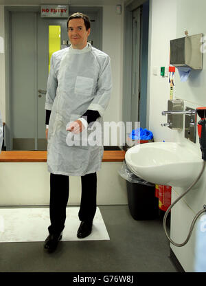 Chancelier de l'Échiquier George Osborne lors d'une visite au département d'ingénierie électrique et d'électronique de l'Université de Liverpool. Banque D'Images