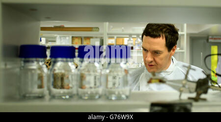 Chancelier de l'Échiquier George Osborne lors d'une visite au département d'ingénierie électrique et d'électronique de l'Université de Liverpool. Banque D'Images