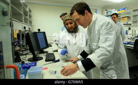 Le chancelier de l'Échiquier George Osborne s'entretient avec le Dr Munira Raja lors d'une visite au département d'ingénierie électrique et d'électronique de l'Université de Liverpool. Banque D'Images