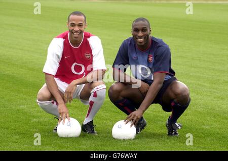 Les joueurs d'Arsenal Thierry Henry (à gauche) et sol Campbell, modélisent la nouvelle piste de football du club, en faisant la promotion du logo de leur nouveau sponsor au London Colney.Arsenal a signé un accord de parrainage avec O2, un des principaux fournisseurs de services de communications mobiles en Europe.* à partir d'août de cette année, O2 deviendra le sponsor officiel du club et partenaire exclusif de communications mobiles à Arsenal, dans le plus grand contrat de parrainage de club que les Gunners ont jamais signé.. Banque D'Images