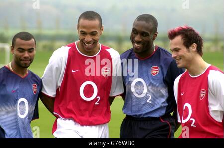 Les joueurs d'Arsenal (de gauche à droite) Ashley Cole, Thierry Henry, sol Campbell et Freddie Ljungberg modélisent la nouvelle piste de football du club, en faisant la promotion du logo de leur nouveau sponsor au London Colney.Arsenal a signé un accord de parrainage avec O2, un des principaux fournisseurs de services de communications mobiles en Europe.À partir du mois d'août de cette année, O2 deviendra le sponsor officiel du club et partenaire exclusif de communications mobiles d'Arsenal, dans le plus grand contrat de parrainage de club que les Gunners ont jamais signé.. Banque D'Images