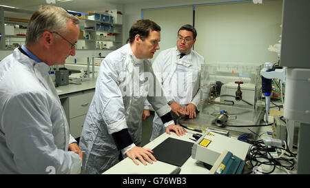 Le chancelier de l'Échiquier George Osborne s'entretient avec Duncan Smith (à droite) lors d'une visite au département d'ingénierie électrique et d'électronique de l'Université de Liverpool. Banque D'Images