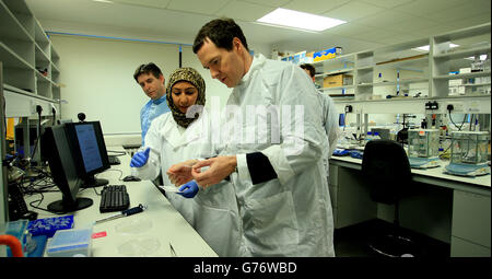 Le chancelier de l'Échiquier George Osborne s'entretient avec le Dr Munira Raja (au centre) et David Donaghy lors d'une visite au département d'ingénierie électrique et d'électronique de l'Université de Liverpool. Banque D'Images