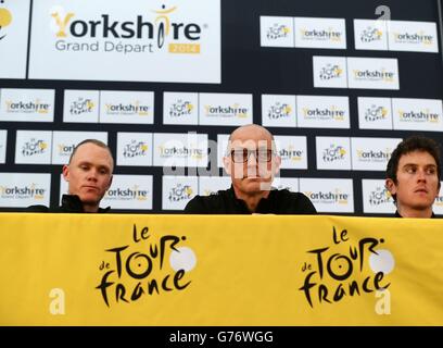 Chris Froome (à gauche) de Team Sky, Sir Dave Brailsford (au centre) et Geraint Thomas lors d'une conférence de presse à Leeds. Banque D'Images