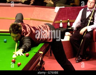 Le Ronnie O'Sullivan d'Angleterre joue un tir lors des quarts de finale des Championnats du monde de snooker de l'ambassade contre le Stephen Lee d'Angleterre au Crucible. Banque D'Images